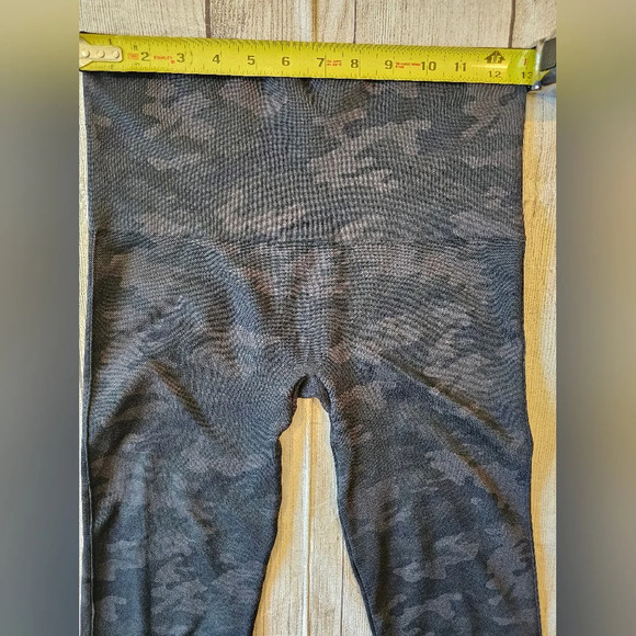 SPANX Women's •Size Large• Seamless Compression Camoflauge Black Gray Leggings - Picture 4 of 8